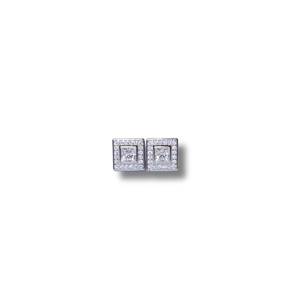 Pair of diamond stud earrings 